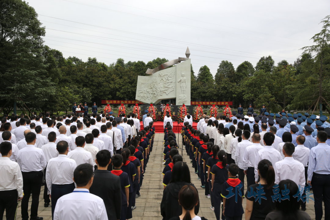 邛崃市隆重举行向人民英雄敬献花篮仪式