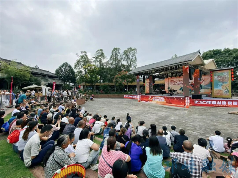 汉风夜演、竹龙巡游，点燃日夜狂欢！平乐古镇国庆活动首日热闹启幕