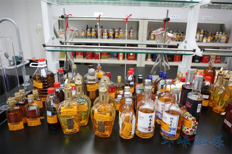 抓项目促投资 奋力冲刺四季度丨破解检测难题，邛崃酒类检测共享实验室为企业“减负护航”