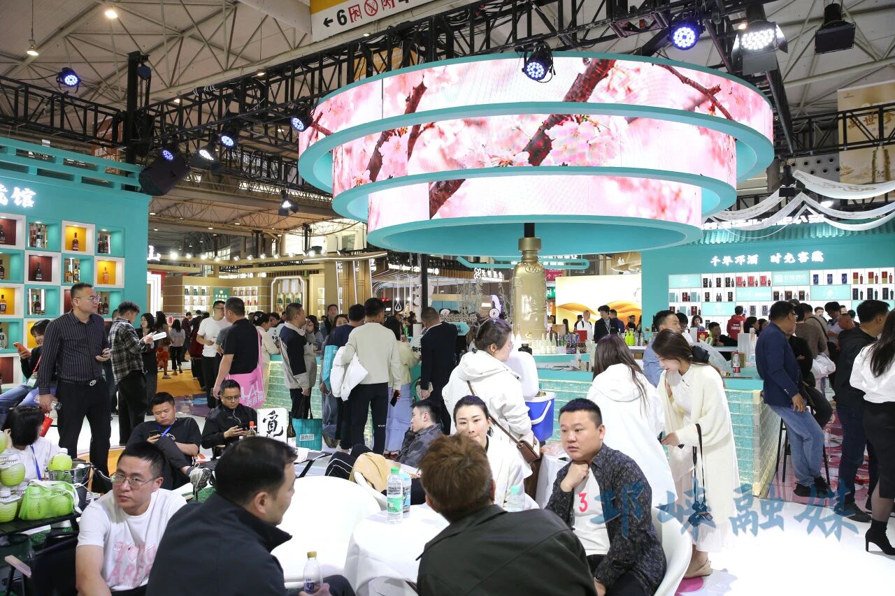 记者探“春糖”④丨国风微醺，潮饮邛崃！2026春糖会邛崃展区打造沉浸式美酒地标