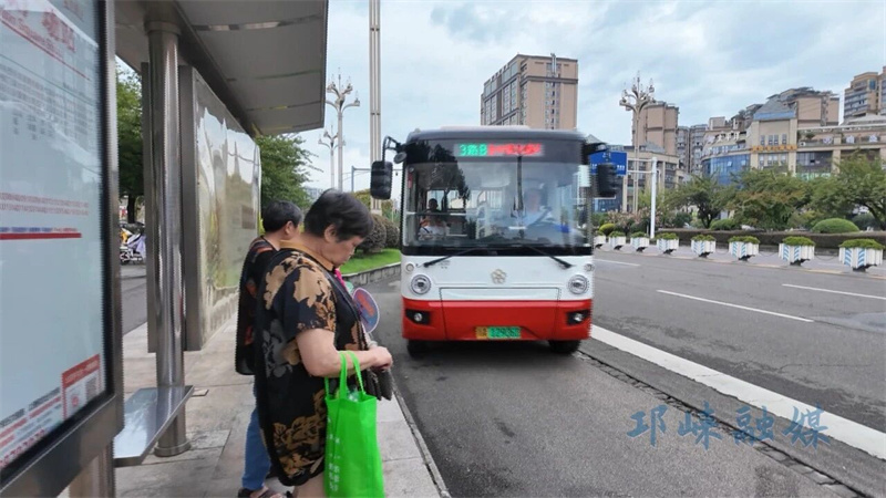 民呼我应丨告别盲目候车！邛崃283个公交站点新增“到站时间”