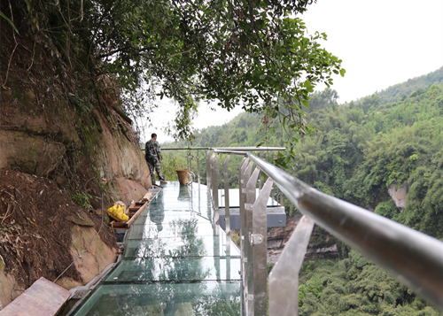 邛崃旅游景点玻璃栈道图片